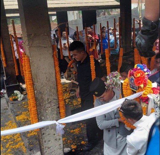 गृहमन्त्री गुरुङले आफै शव बोकेर स्वर्गीय प्रहरी अबय लामाको गरे अन्तिम बिदाईमा