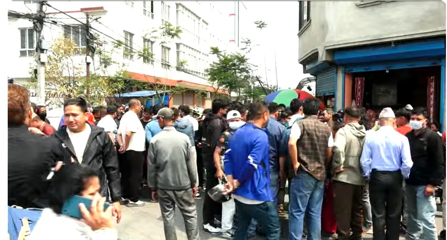 डोजर रोक्न माग गर्दै सुकुमबासीहरु रास्वपा कार्यालयमा पुगे