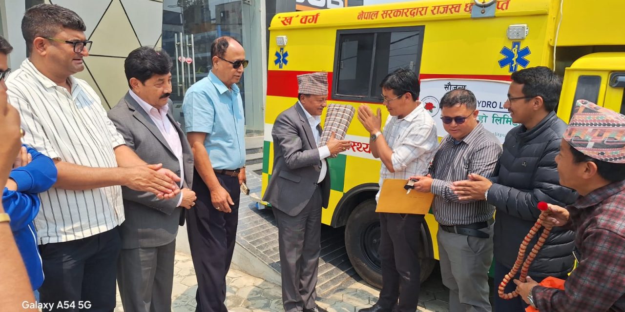 दुर्गम सिलीचोङ गाउँपालिकालाई गुँरास हाइड्रोपावरद्वारा एम्बुलेन्स हस्तान्तरण