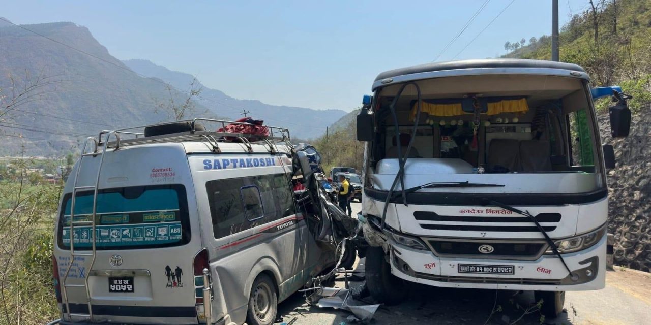  बिपी राजमार्गमा माइक्रोबस र बस एकापसमा ठोक्किँदा १० जना घाइते