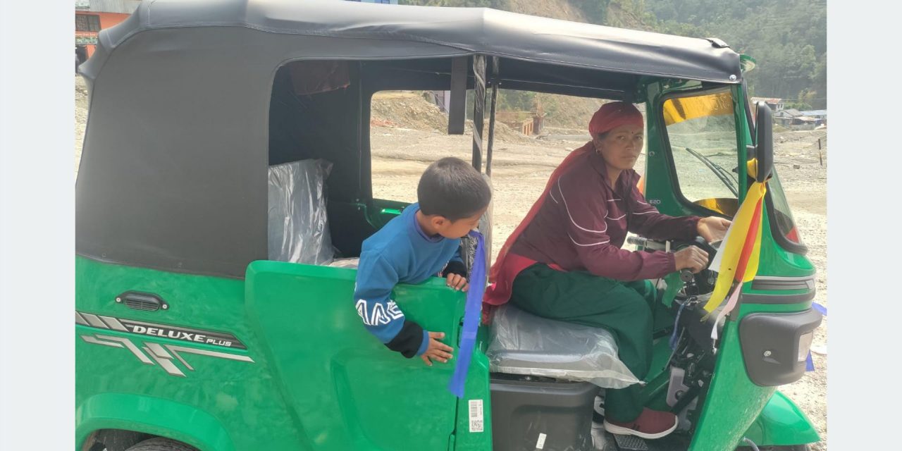 अटो चलाएर आत्मनिर्भर बन्दै महिला