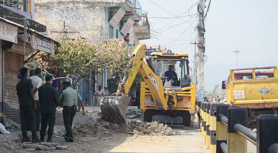 नेपालगञ्जमा सडक क्षेत्रका अवैध संरचना हटाइँदै