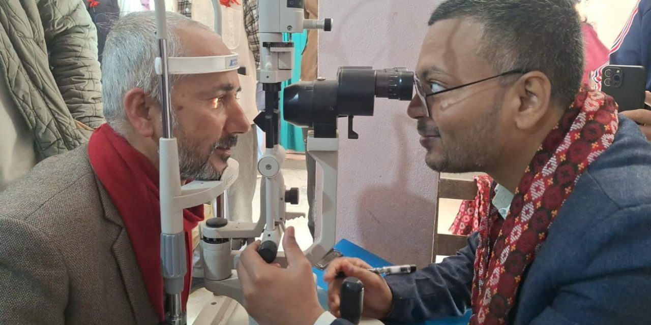 गाउँमा निःशुल्क आँखा उपचार सेवा पाएपछि स्थानीवासीे खुसी