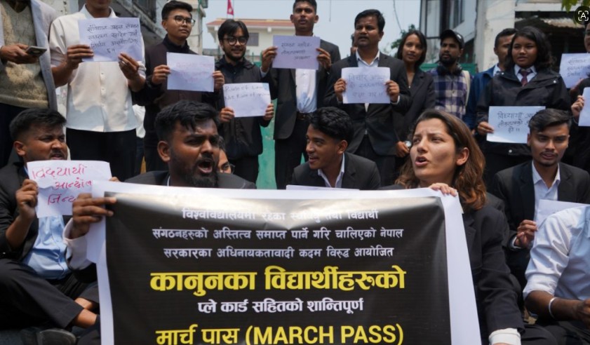 विभिन्न मागसहित सरकारविरुद्ध प्रदर्शनीमार्गमा विद्यार्थीको मार्च पास