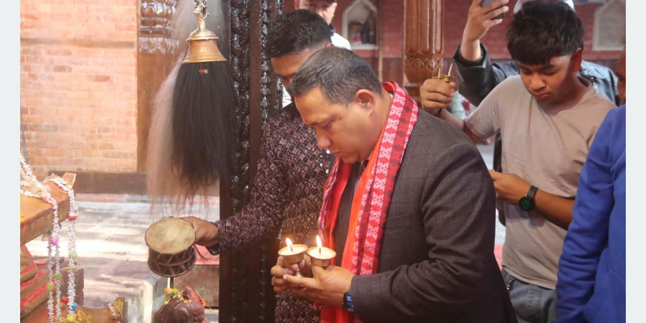 परराष्ट्रमन्त्री खनालद्वारा मनमैजु मन्दिरमा पूजाअर्चना