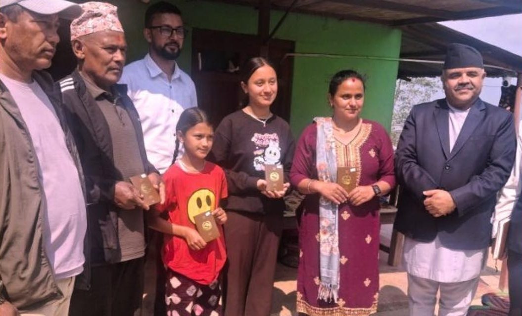 सेवा प्रवाहमा नयाँ अभ्यासः राहदानी र सवारी चालक अनुमतिपत्र अब नागरिकका घरदैलोमा