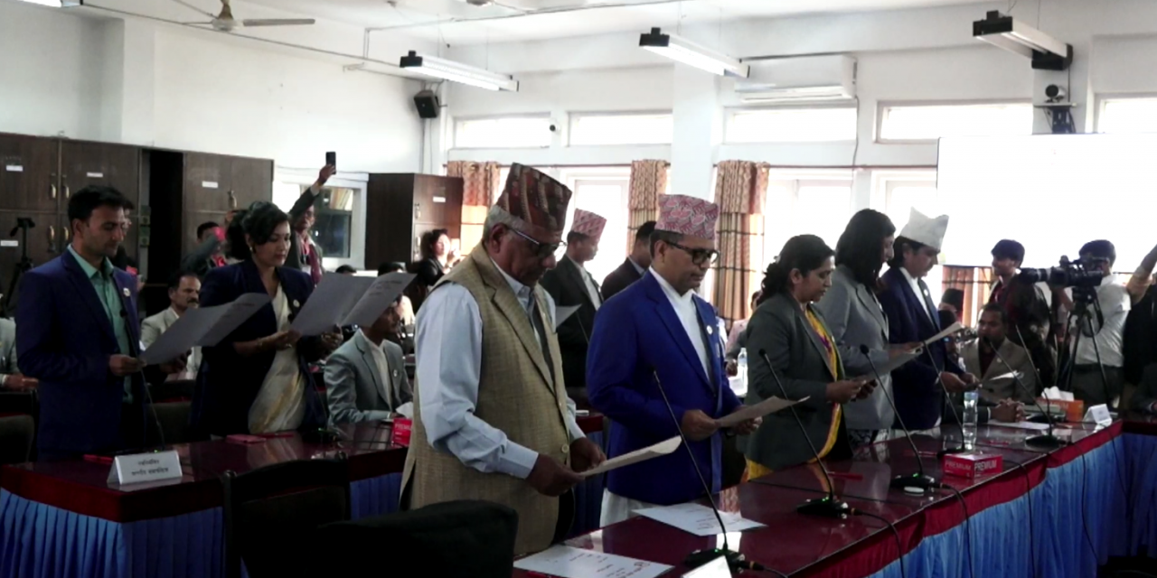 १२ वटा संसदीय समितिका सभापतिले लिए शपथ
