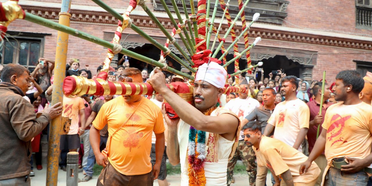 दश इन्च लामो सियोले जिब्रो छेडेर यसरी घुमे टोलटोलमा सुजन…