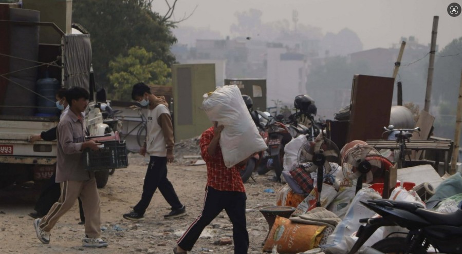 बागमती नदी किनारमा बस्दै आएका सुकुमवासी बस्ती खाली गर्न सुरु