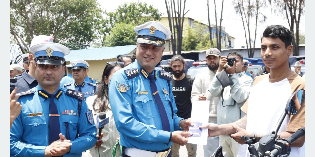 हराएका ६५ वटा मोटरसाइकलर र स्कुटर सम्बन्धित धनीलाई हस्तान्तरण