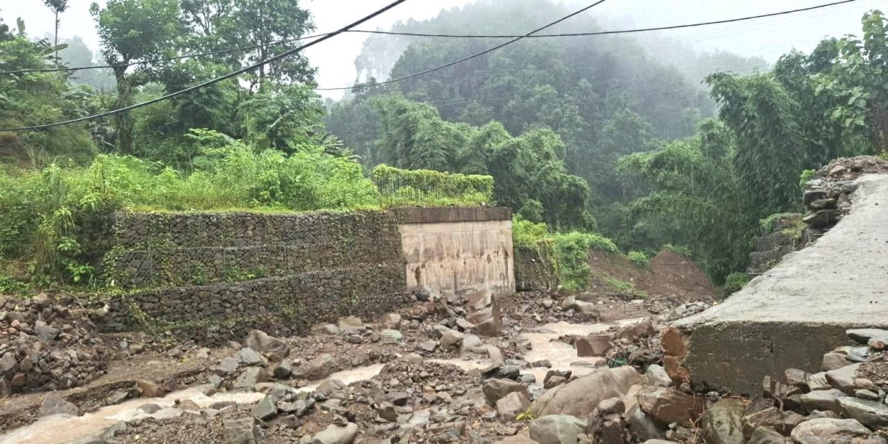 पटक–पटक म्याद थप्दा पनि सात वर्षदेखि लेदुवा खोलाको पुल अधुरै