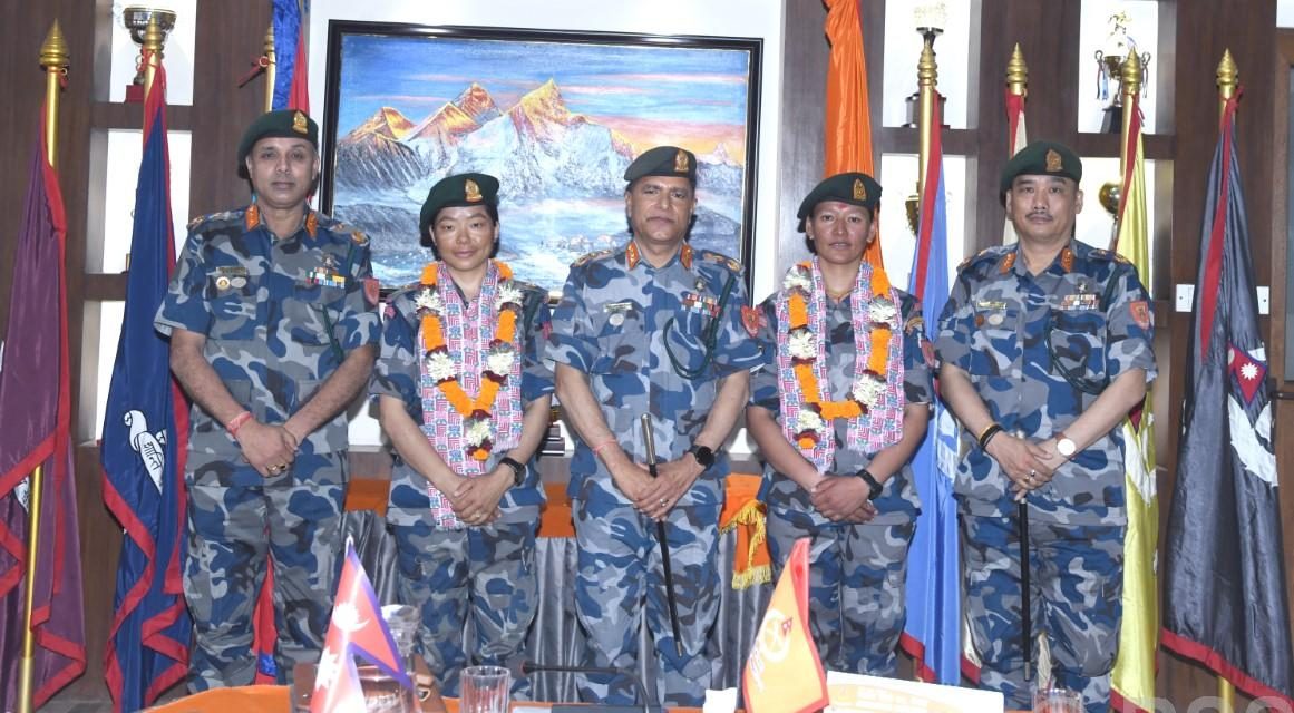 हिमाल आरोही शेर्पा र कार्कीलाई सम्मान
