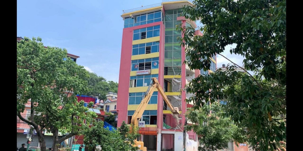 धोबीखोला करिडोरको ७ तले भाइरल घरमा चल्यो डोजर