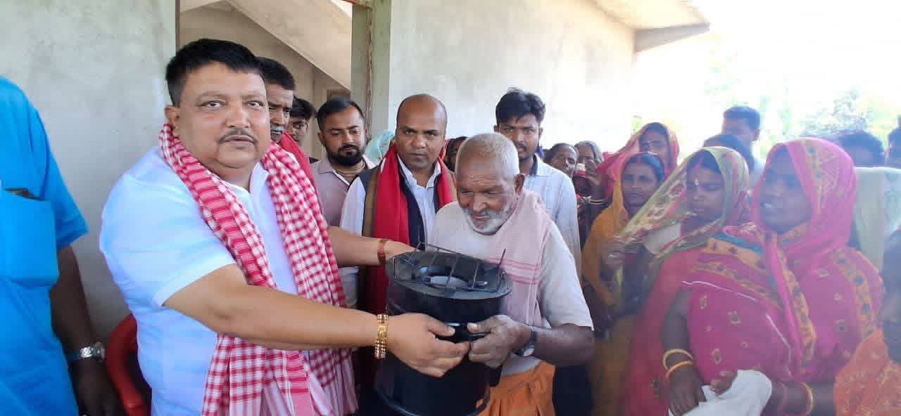 पूर्व मन्त्री मा बिरेन्द्र प्रसाद सिंहको पहलमा बसबरियाका ३ हजार परिवारलाई सुधारिएको चुल्हो वितरण