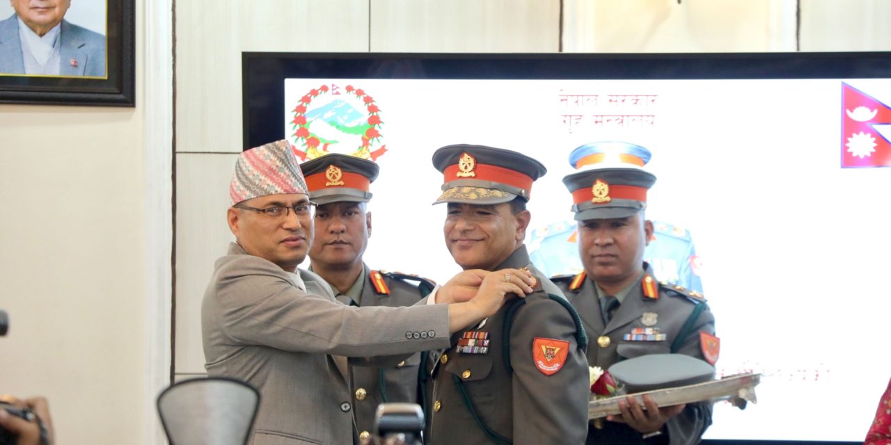 सशस्त्र प्रहरीका महानिरीक्षक पौडेलले लगाए दर्ज्यानी चिह्न 