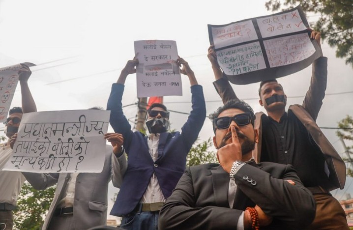 ‘अब त बोल बालेन’ भन्दै माइतीघर मण्डलामा प्रदर्शन