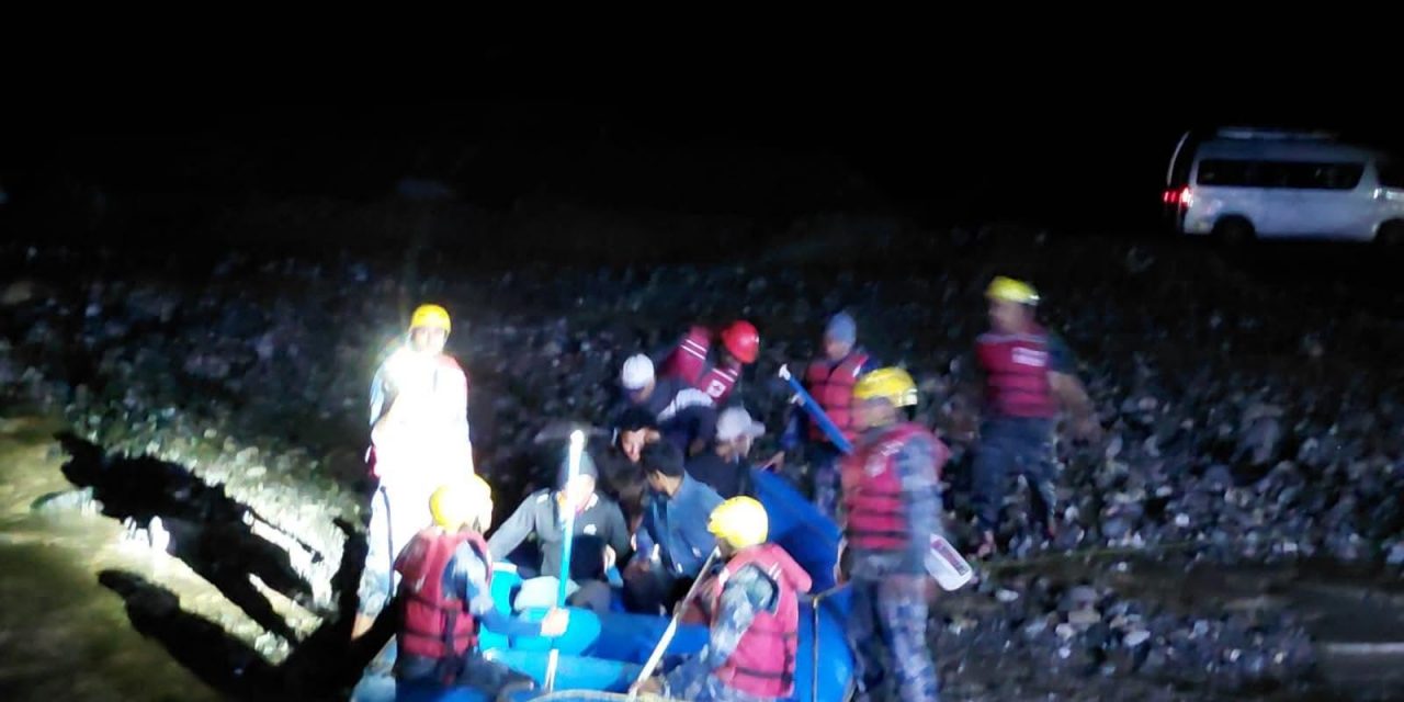 विपी राजमार्गमा रोकिएका यात्रुको उद्धार