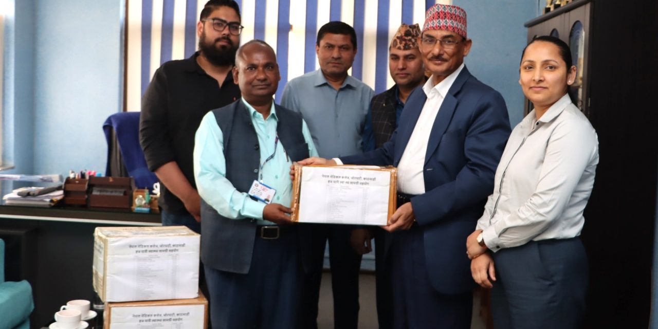 नेपाल मेडिकल कलेजद्वारा हजयात्रीलाई स्वास्थ्य सामग्री प्रदान