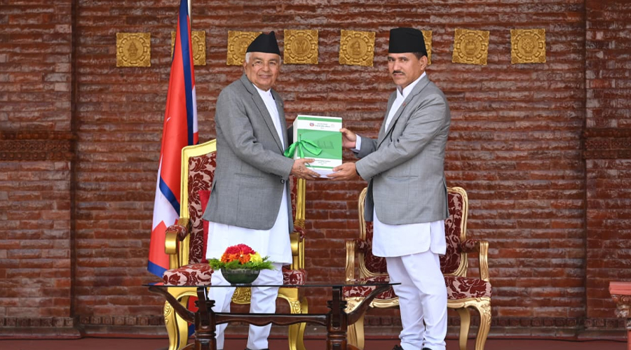 राष्ट्रपति रामचन्द्र पौडेलसमक्ष महालेखापरीक्षकको आर्थिक वर्ष २०८१/०८२ को वार्षिक प्रतिवेदन पेश
