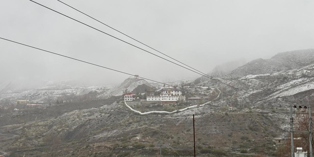 बर्खा लाग्यो, तर हिउँ पर्न छाडेन
