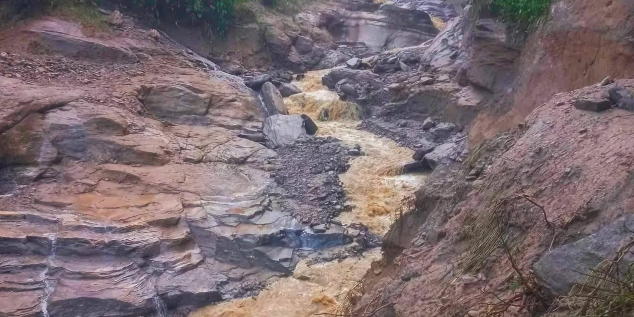 पङ्खुखोलामा आएको बाढीले दिक्तेल चखेवा भञ्ज्याङ सडक अवरुद्ध