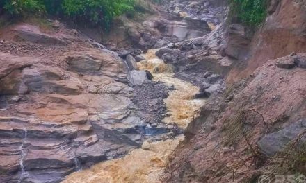 पङ्खुखोलामा आएको बाढीले दिक्तेल चखेवा भञ्ज्याङ सडक अवरुद्ध