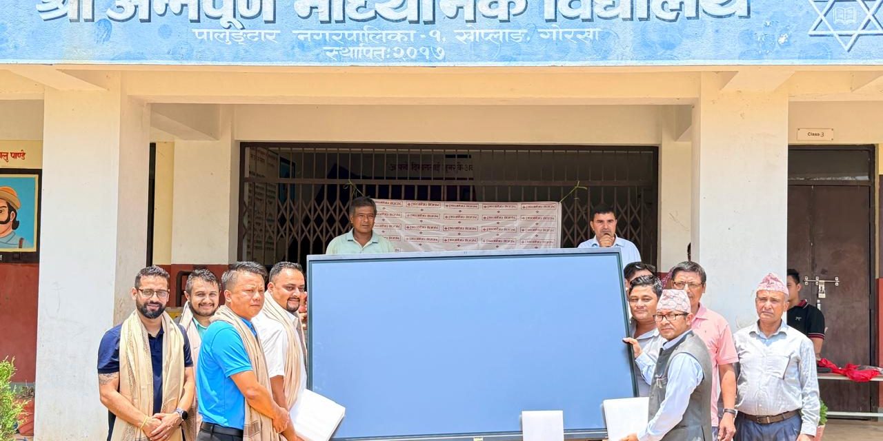 प्रभु बैंकद्वारा अन्नपूर्ण माध्यमिक विद्यालयलाई स्मार्ट बोर्ड हस्तान्तरण