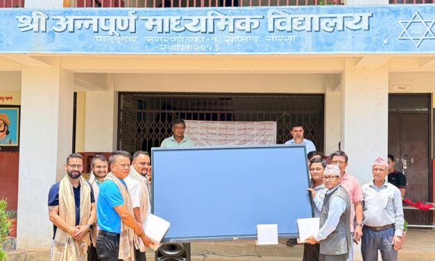 प्रभु बैंकद्वारा अन्नपूर्ण माध्यमिक विद्यालयलाई स्मार्ट बोर्ड हस्तान्तरण