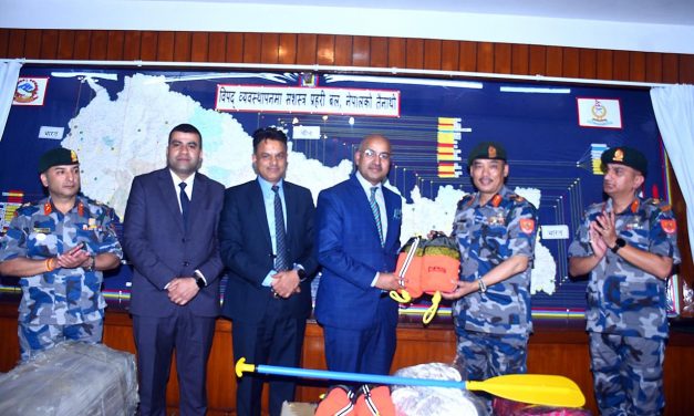 सन नेपाल लाइफ इन्स्योरेन्स कम्पनी लिमिटेडले सशस्त्र प्रहरी बल नेपाललाई विपद् व्यवस्थापनका लागि उद्धार सामग्रीहरू हस्तान्तरण