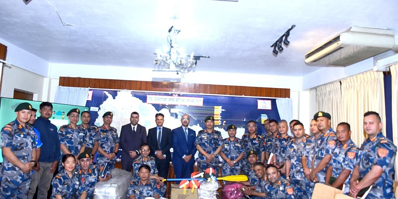 सन नेपाल लाइफद्वारा सशस्त्र प्रहरीलाई विपद् उद्धार सामग्री हस्तान्तरण
