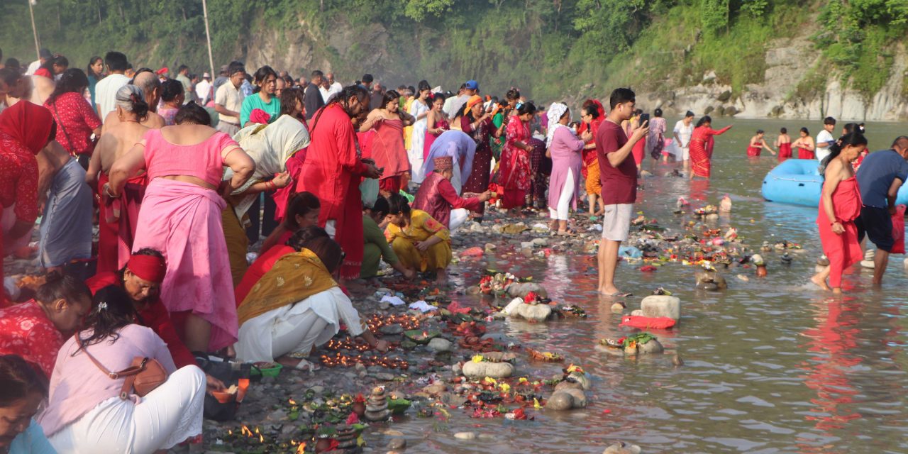 मलमासको अन्तिम सोमबारे औँसीमा देवघाटधाममा श्रद्धालुको घुइँचो
