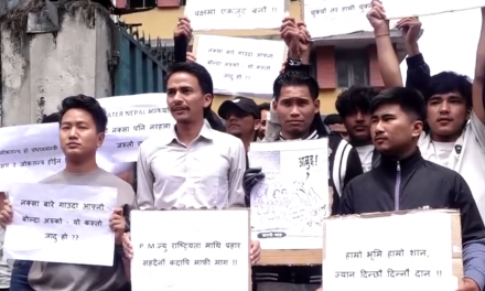 सीमा सम्बन्धी प्रधानमन्त्रीको अभिव्यक्ति फिर्ता लिनुपर्ने माग राख्दै विद्यार्थीहरुले गरे विरोध प्रदर्शन
