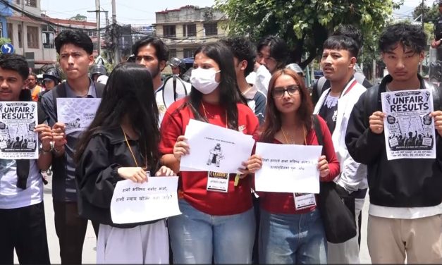 कक्षा १२ को नतिजाप्रति असन्तुष्टि जनाउँदै विद्यार्थीहरूले काठमाडौंमा विरोध प्रदर्शन