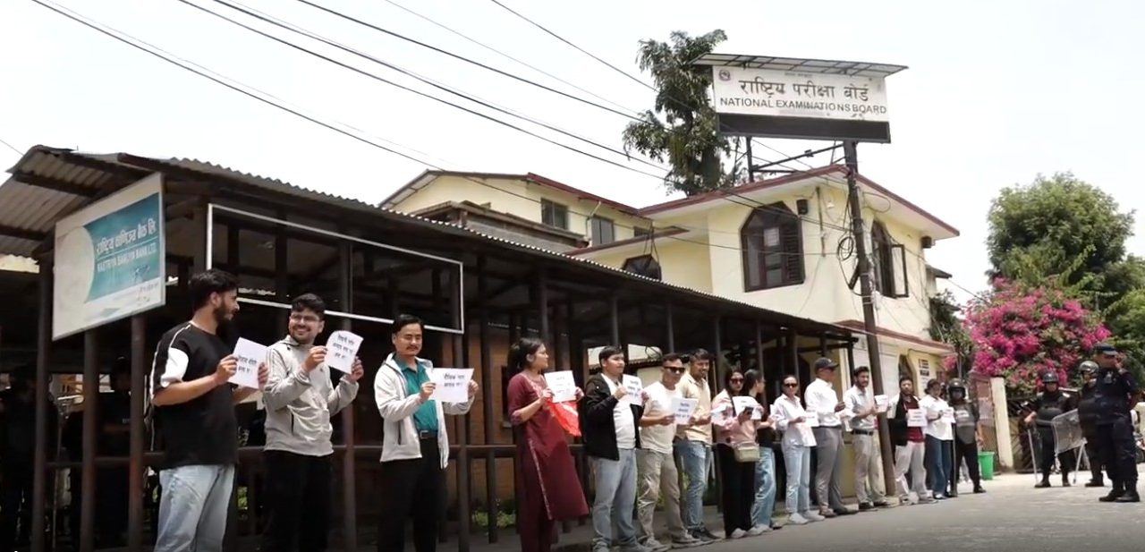 कक्षा १२ को नतिजा विवादः अनेरास्ववियुद्वारा परीक्षा बोर्डमा प्रदर्शन