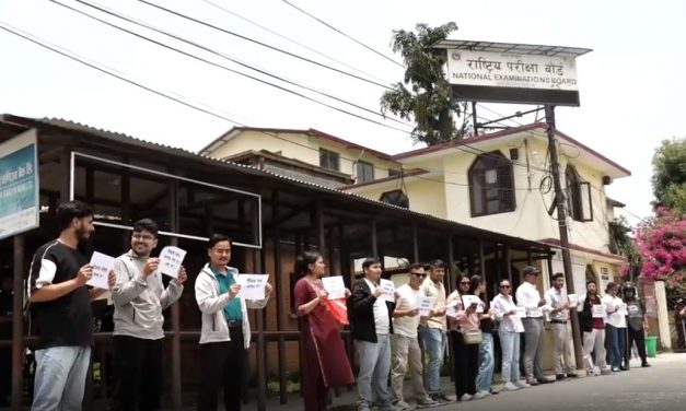 कक्षा १२ को नतिजा विवादः अनेरास्ववियुद्वारा परीक्षा बोर्डमा प्रदर्शन