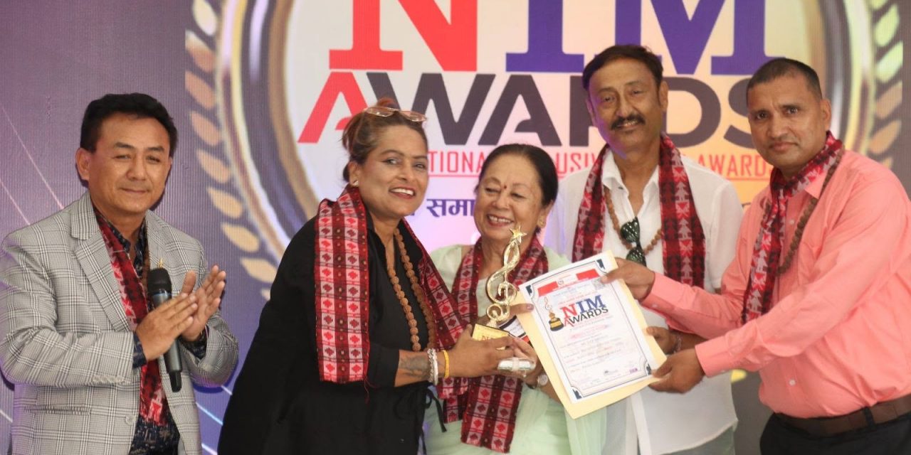 गीता अधिकारीलाई सर्वोत्कृष्ट गीतकार महिला सुगम संगीतको अवार्ड