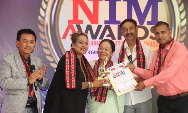गीता अधिकारीलाई सर्वोत्कृष्ट गीतकार महिला सुगम संगीतको अवार्ड
