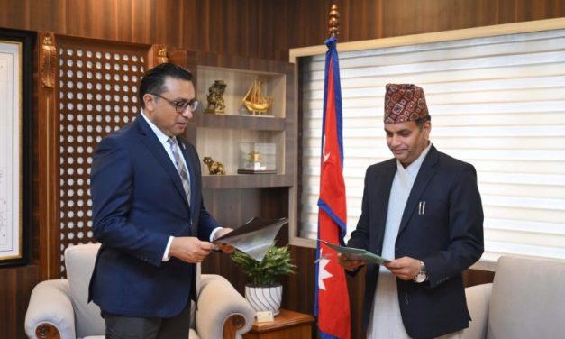 पुँजी बजारका लगानीकर्ताको लगानीको सुरक्षा र हितमा काम गर्न सेबोन अध्यक्ष भट्टलाई अर्थमन्त्रीको निर्देशन