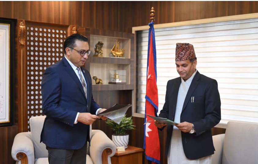 पुँजी बजारका लगानीकर्ताको लगानीको सुरक्षा र हितमा काम गर्न सेबोन अध्यक्ष भट्टलाई अर्थमन्त्रीको निर्देशन