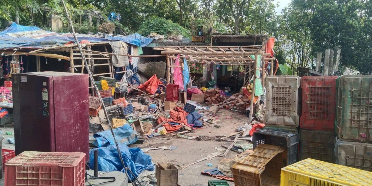 सार्वजनिक जग्गामा सञ्चालित बाह्रकिलो बजारका घरटहरा स्वःस्फुर्त खाली