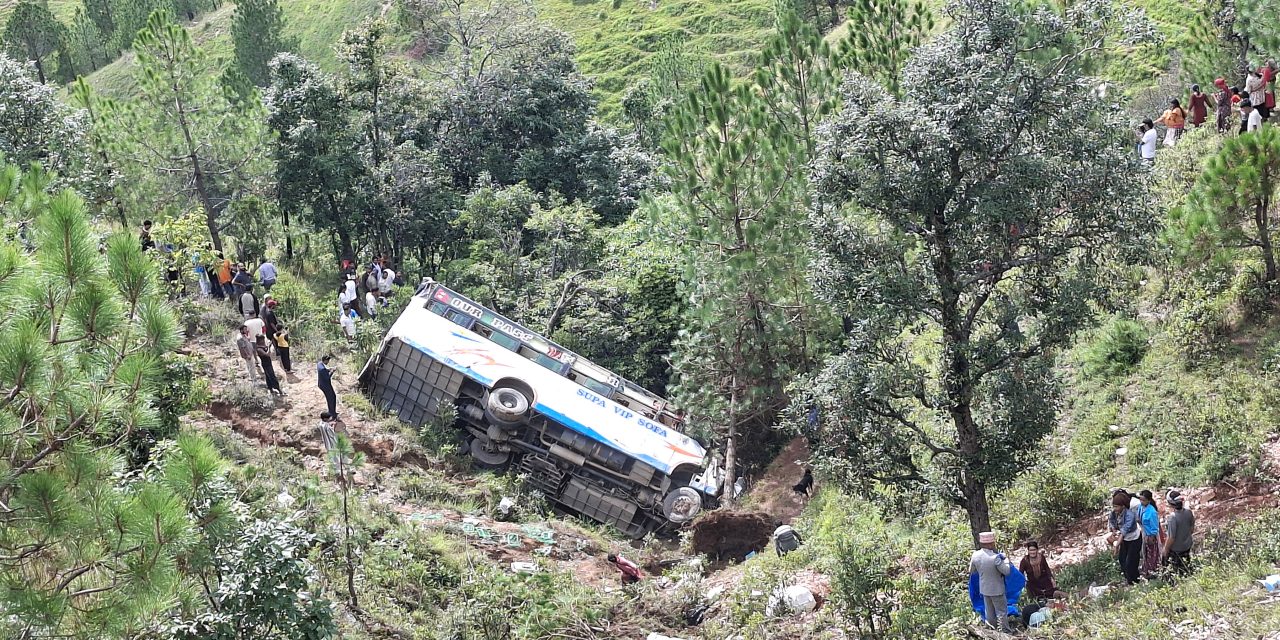बैतडीमा बस दुर्घटना हुँदा १७ जना घाइते