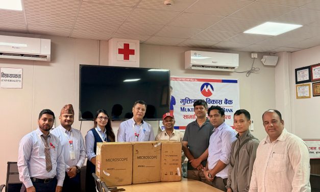 मुक्तिनाथ विकास बैंकद्वारा नेपाल रेडक्रस सोसाइटी, लुम्बिनी प्रदेशलाई ३ थान जैविक सूक्ष्मदर्शी हस्तान्तरण