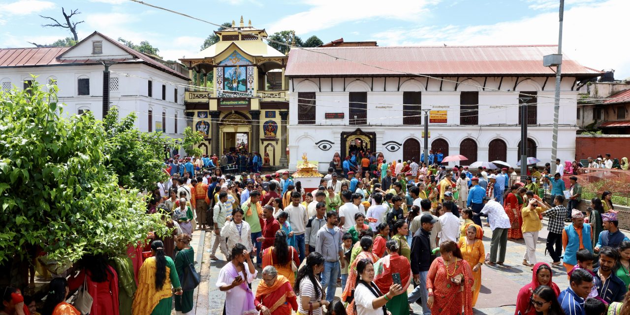 साउनको पहिलो सोमबार : शिवभक्तको घुइँचो, देशभरका मन्दिरमा विशेष पूजा
