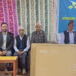 कुमारी बैंकद्वारा गौमुल गाउँपालिकाका छ सामुदायिक विद्यालयहरुलाई स्मार्ट टेलिभिजन हस्तान्तरण