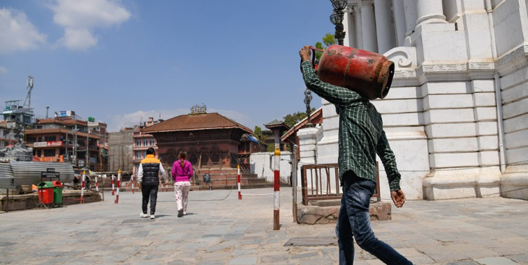 नेपाल आयल निगमको निर्णय:१४.२ केजी ग्यास सिलिन्डर बुधबारदेखि बजारमा