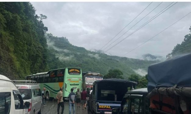 जलबिरेमा दुई बस र ट्रक ठोक्किँदा ३० जना घाइते