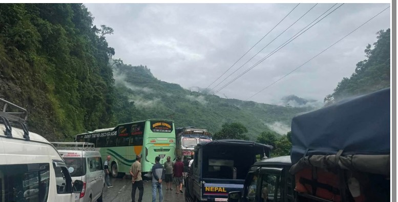 जलबिरेमा दुई बस र ट्रक ठोक्किँदा ३० जना घाइते