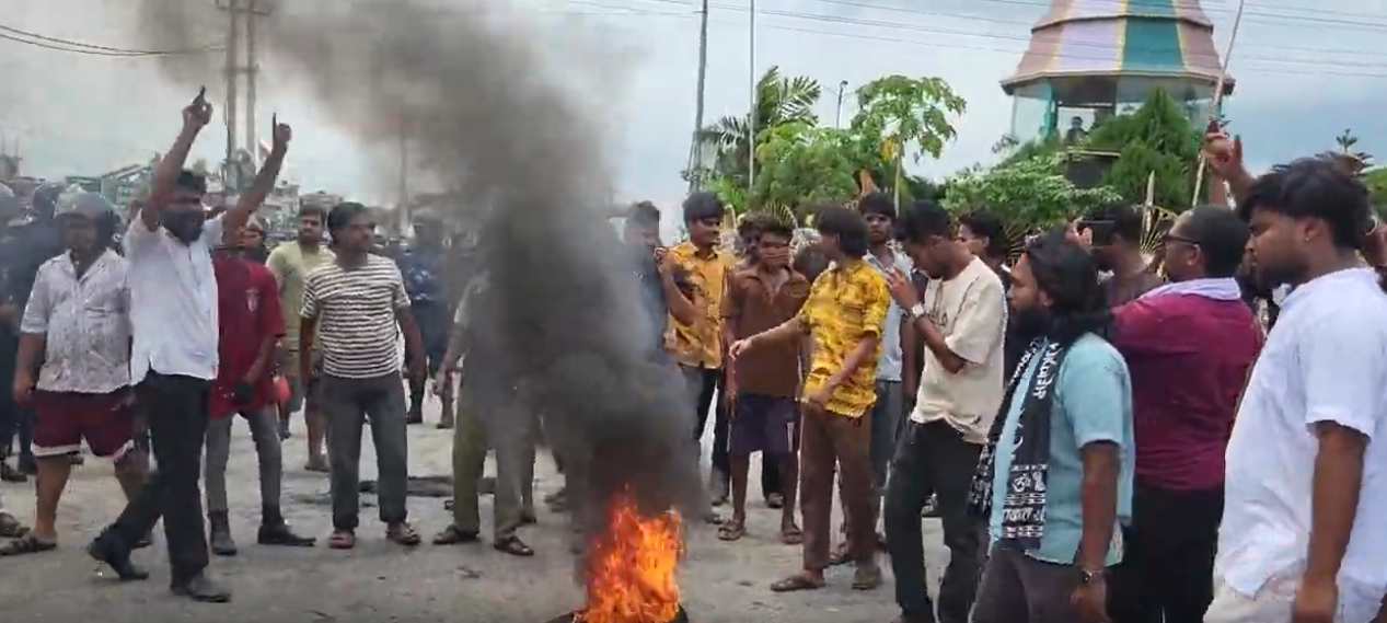 जनकपुरमा टायर बालेर प्रदर्शन, गृहमन्त्रीविरुद्ध चर्को नाराबाजी