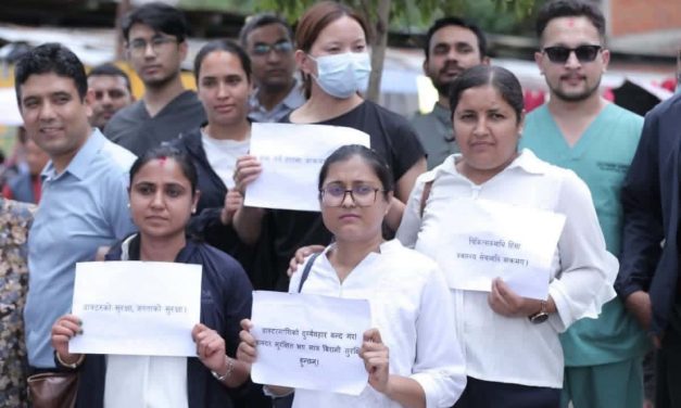 चिकित्सकमाथि आक्रमणको विरोधमा देशभर ओपिडी बन्द, काठमाडौंमा प्रदर्शन