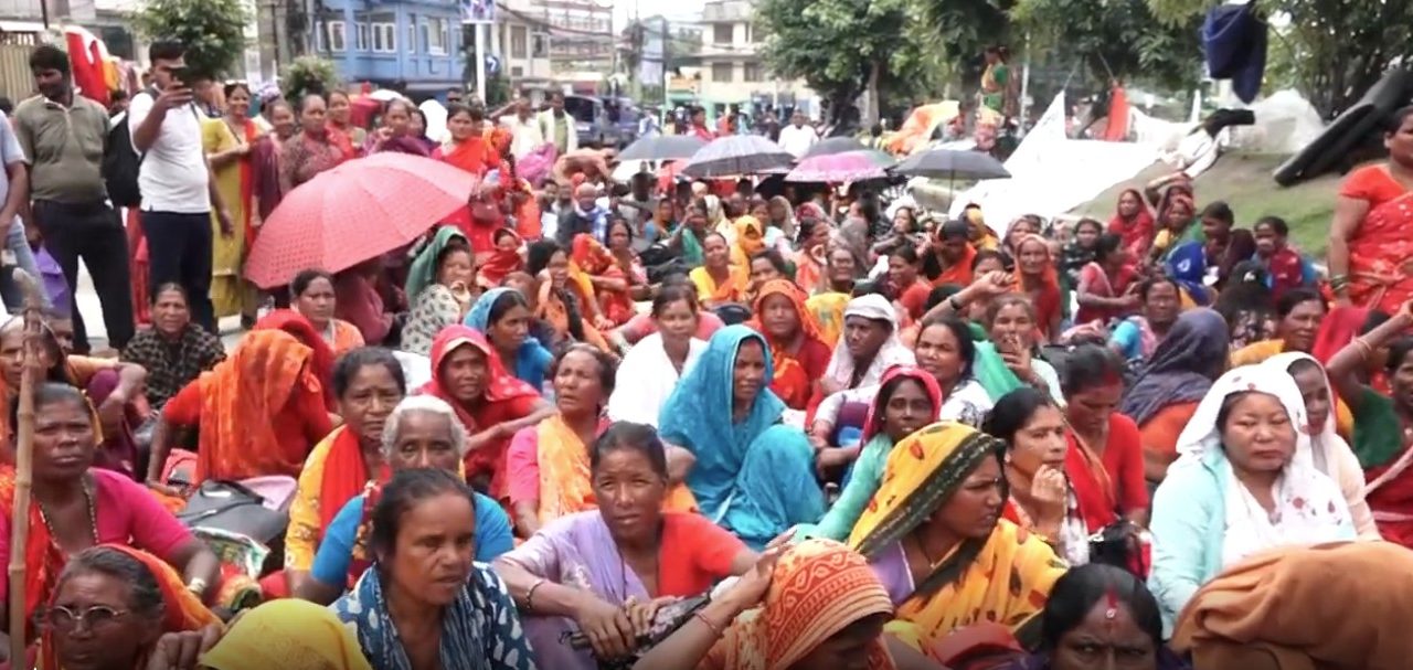 माग पूरा नभएसम्म घर नफर्कने लघुवित्त पीडितले दिए चेतावनी